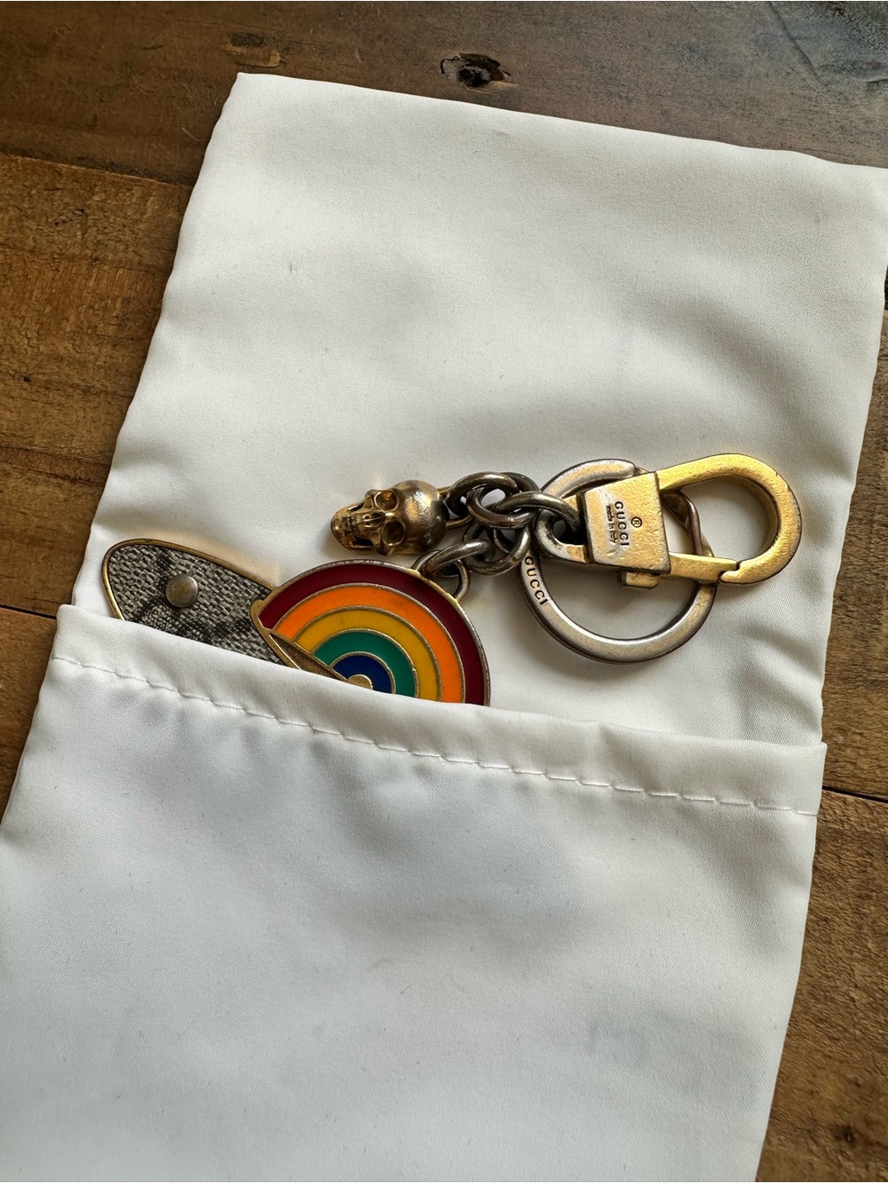 Gucci | Enamel Rainbow UFO Keyring with Skull in Gold - Picture 12 of 16
